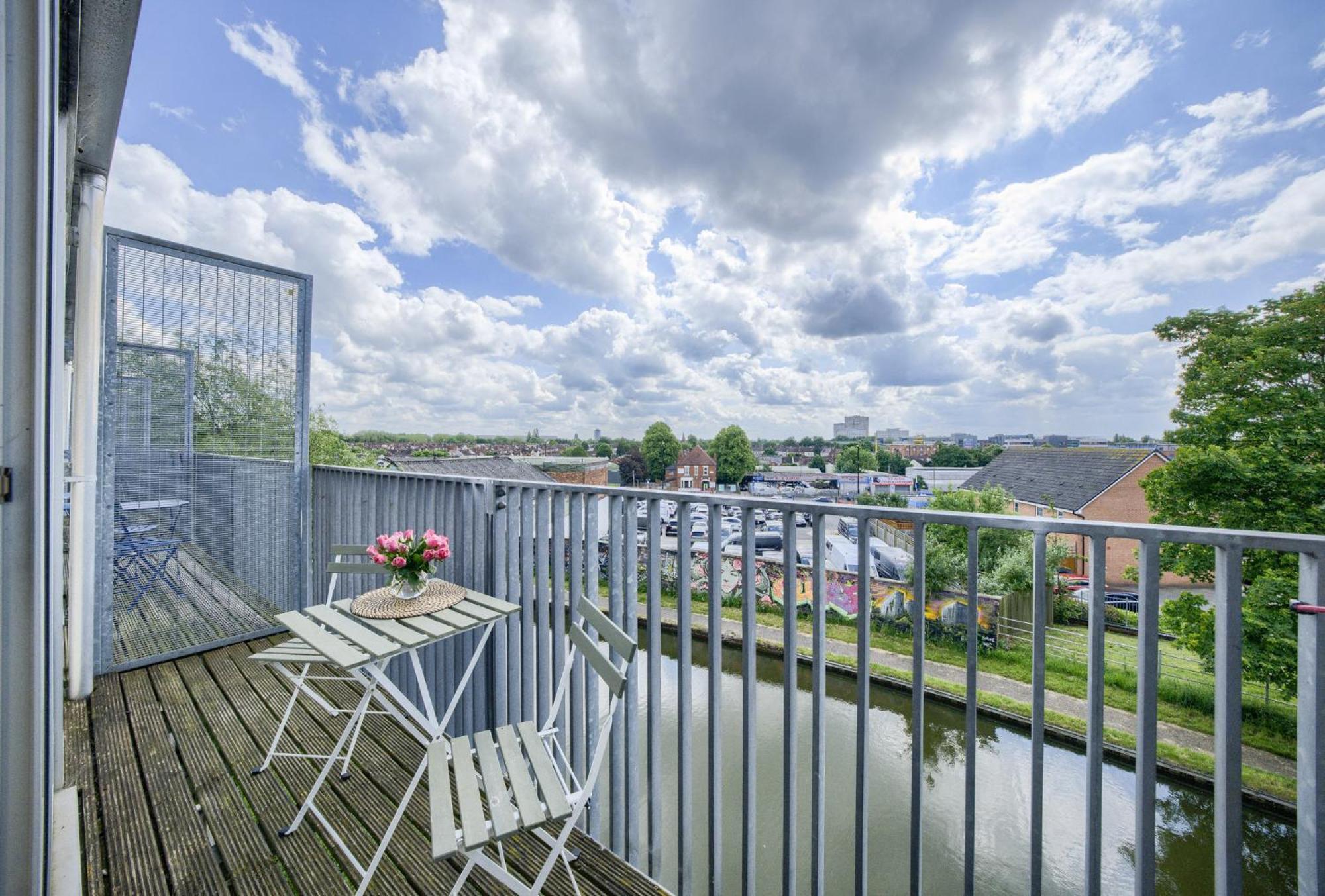 Coventry Large 4-Bed Townhouse By Empower Homes Exteriör bild