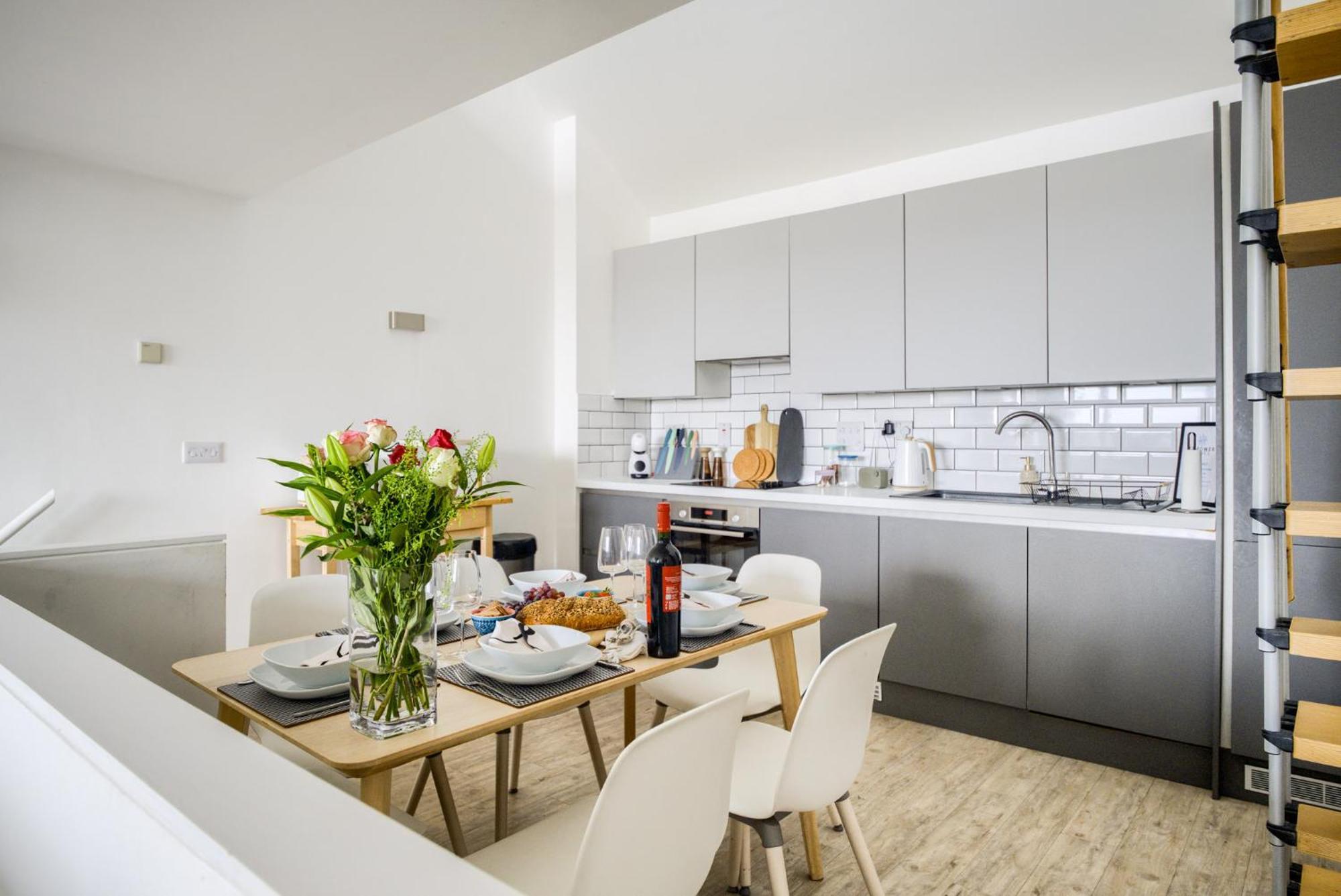 Coventry Large 4-Bed Townhouse By Empower Homes Exteriör bild